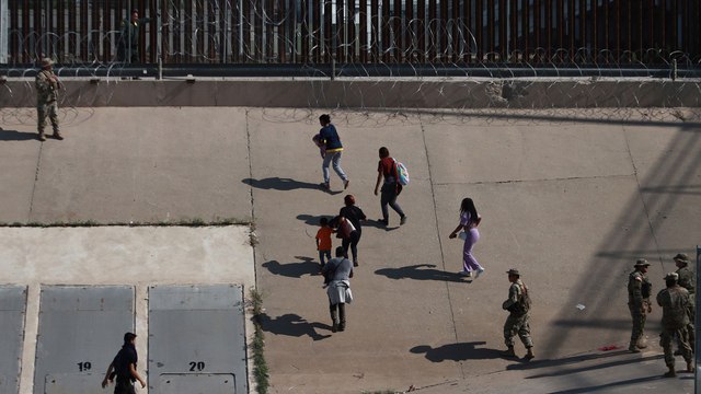 En menos de 48 horas la Patrulla Fronteriza detuvo a más de 11.000 personas que intentaban entrar ilegalmente a EE. UU.
