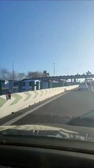 Carro incendeia-se na A1 junto às portagens de Alverca
