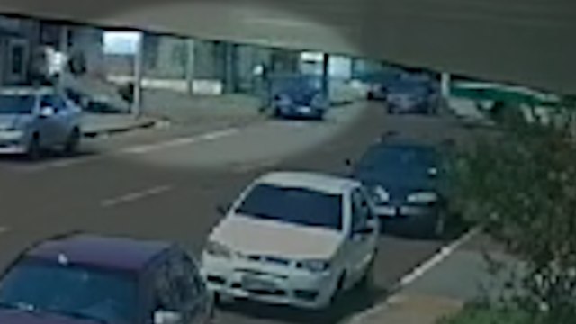 Vídeo mostra capotamento com carro da Emater em Cascavel Três pessoas foram socorridas no local do acidente