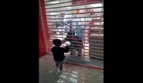 Ce papa fait croire à son fils qu'il est enfermé dans le magasin... blague cruelle