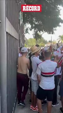 ¡RATERO! Quedó grabado cuando un 'hincha' roba el télefono a Diego Lugano