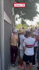 ¡RATERO! Quedó grabado cuando un 'hincha' roba el télefono  a Diego Lugano