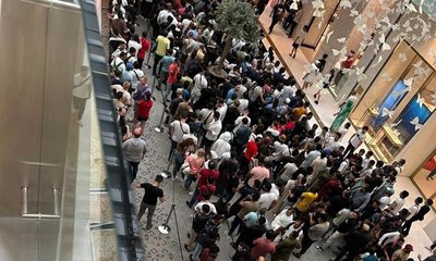 الآلاف في دبي يقضون الليل أمام متاجر آبل من أجل أيفون 15