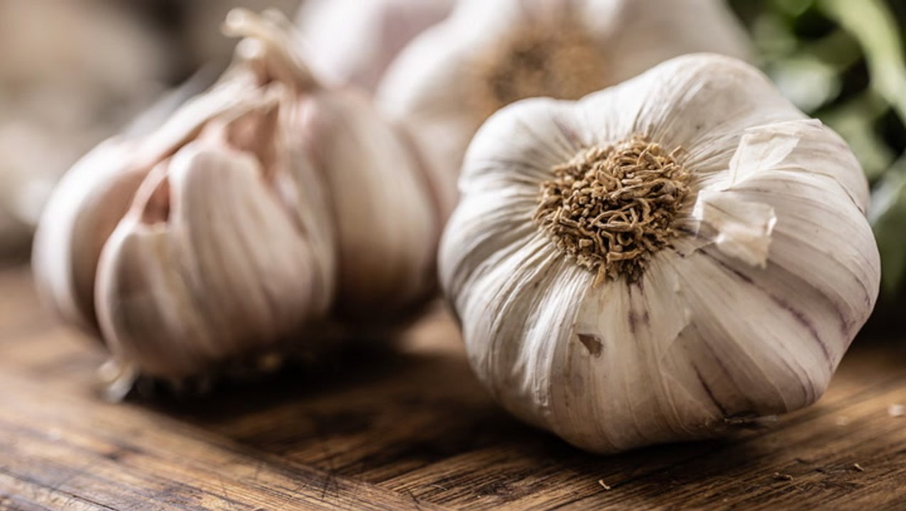 Should Garlic Be Refrigerated?