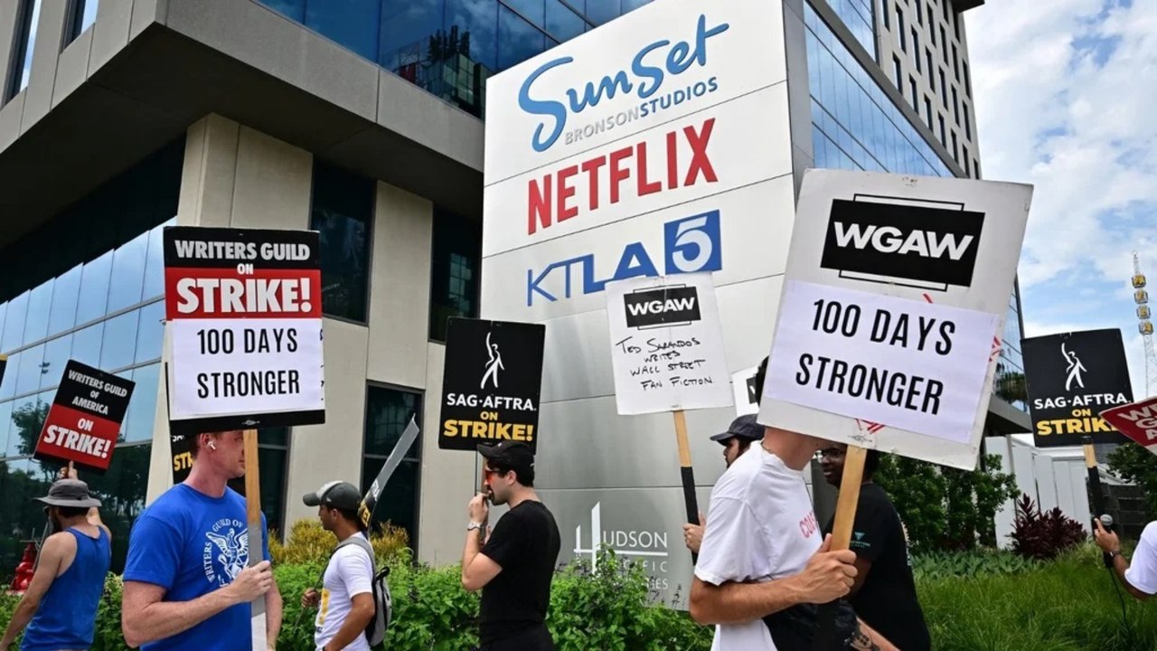 Guionistas y estudios de Hollywood alcanzaron acuerdo para terminar huelga que se extiende desde mayo