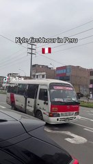 Coreano imita a cobrador de combi tras llegar al Perú