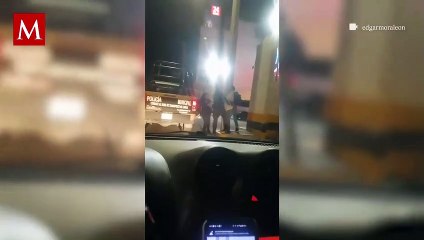 Conductor de Uber capta el momento en que policías arrestan a su pasajero