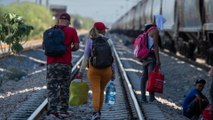 Cientos de migrantes venezolanos duermen en las vías del ferrocarril tras suspensión de las operaciones de trenes de carga en México