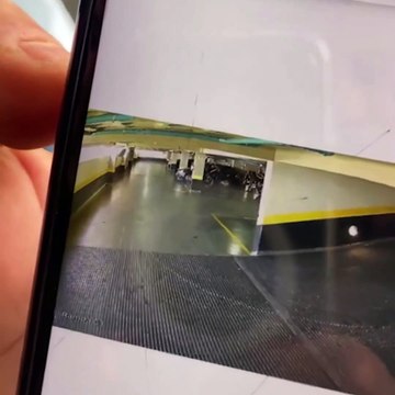 Hilux bate em muro de condomínio e fica pendurada em prédio