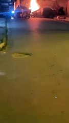 Imagem mostra uma pessoa sendo resgatada