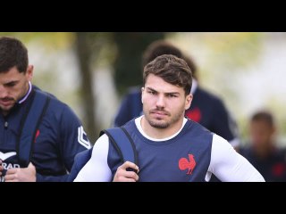 VIDEO:  Antoine Dupont sorti de l'hôpital et de retour chez lui à Castelnau-Magnoac, les villageois