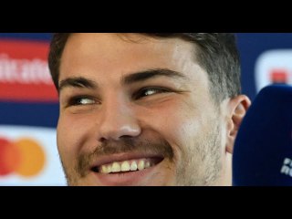 VIDEO:  Antoine Dupont en couple ? La star du XV repérée très proche d'une mystérieuse blonde...