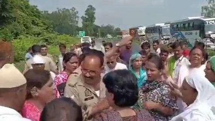 Video herunterladen: शाहजहांपुर: ट्रैक्टर ट्राली ने किन्नरों की कार को मारी टक्कर, आधा दर्जन घायल