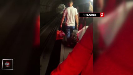 İstanbul'da toplu ulaşım krizi: Metro durdu, vatandaşlar hatta yürüdü