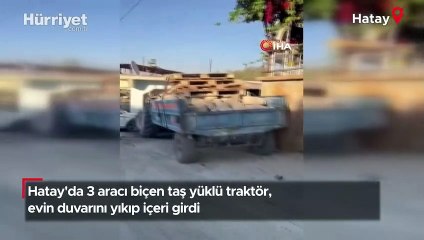 Hatay'da 3 aracı biçen taş yüklü traktör, evin duvarını yıkıp içeri girdi