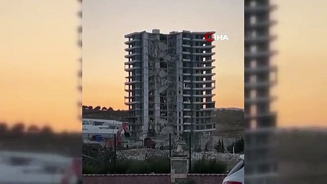Depremin vurduğu Hatay'da iş makinesiyle yıkılan 2 binanın yerle bir olma anı cep telefonu kamerasına yansıdı