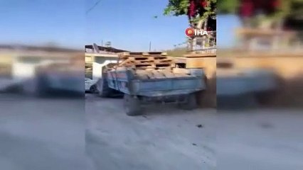 Hatay'da 3 aracı biçen taş yüklü traktör, evin duvarını yıkıp içeri girdi
