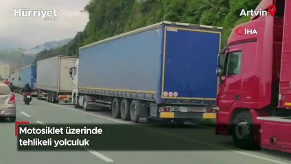 Artvin'de motosiklet üzerinde tehlikeli yolculuk