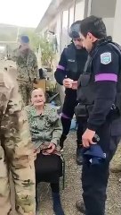 Azerbaycan polisi yaşlı bir Ermeni kadına su ikram ediyor