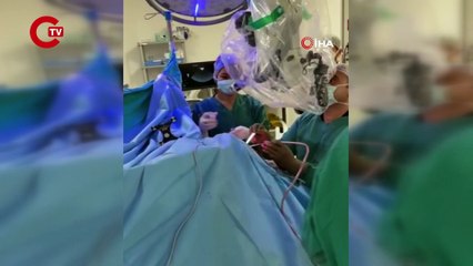 Nadir bir teknik kullanıldı Beynindeki tümör ‘konuşarak’ çıkarıldı