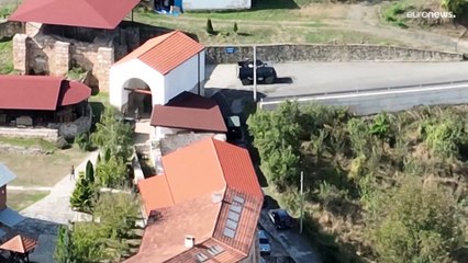 فيديو يُظهر المسلحين الصرب أثناء تحصنهم في دير بعدما هاجموا شرطة كوسوفو