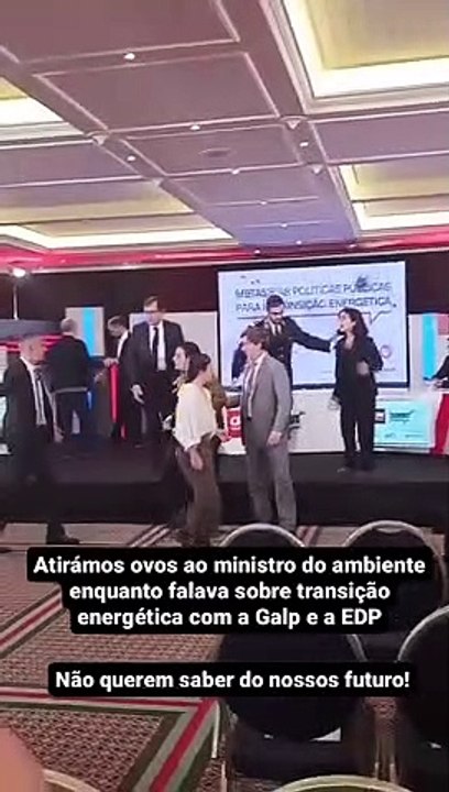 Ativistas atingem Cordeiro com ovos de tinta