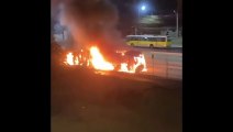 BH: Ônibus do Move pega fogo na Avenida Antônio Carlos e interdita trânsito