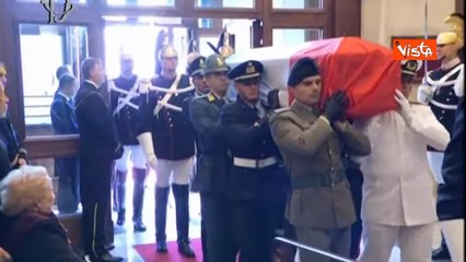 Il feretro di Napolitano entra a Montecitorio, al seguito la moglie Clio