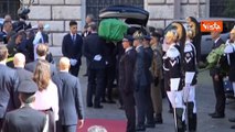 Funerali Giorgio Napolitano, la commozione della moglie Clio davanti al feretro