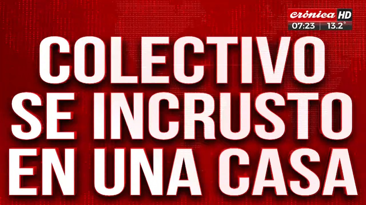 Colectivo chocó contra camión y se incrustó en una casa: rompió todo
