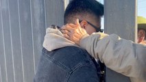 Hombre Se Reúne Con Su Padre Y Su Abuela En La Frontera Después De 12 Años