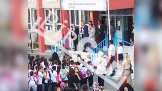 AKP’li Belediye Başkanı okul okul gezip çocuklara dua ettiriyor