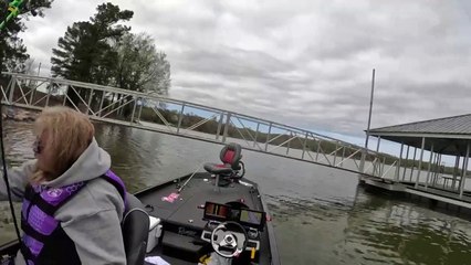 Un pêcheur passe par-dessus bord