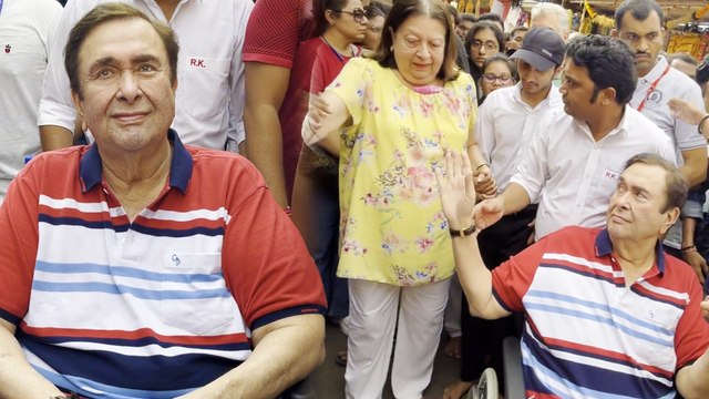 Randhir Kapoor ने वाइफ Babita के साथ लालबागचा राजा के दरबार में लगाई हाजिरी