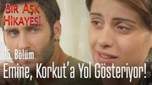 Emine, Korkut'a yol gösteriyor - Bir Aşk Hikayesi