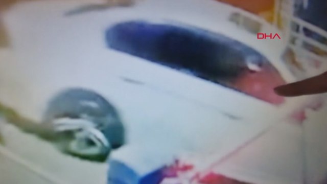 Alkollü sürücü otomobille bariyeri kırıp siteye girdi