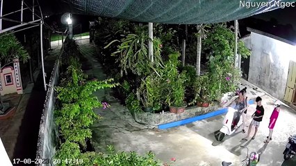 Maman essaie de monter sur le scooter