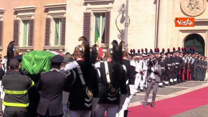 La banda dell'Esercito suona l'Inno d'Italia all'arrivo feretro di Napolitano a Montecitorio