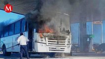 Se incendia autobús en gasolinera de Almoloya de Juárez, Edomex