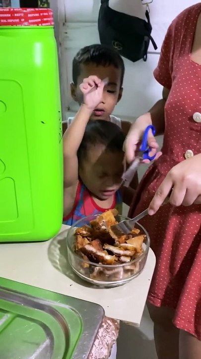 Quand votre fils essaie de mordre furtivement