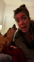 Le chiot veut chanter aussi