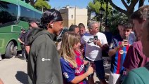 Jules Koundé se pasa más de 15 minutos firmando autógrafos a los aficionados del FC Barcelona