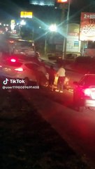 Hondureños inician guerra campal en plena capital