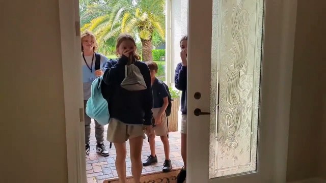 Surprendre des frères et sœurs étudiants avec un chiot