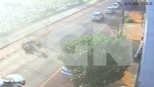 Câmera flagra acidente entre moto e bicicleta na Tito Muffato