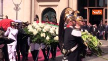 L'uscita del feretro di Napolitano dopo i funerali di Stato a Montecitorio