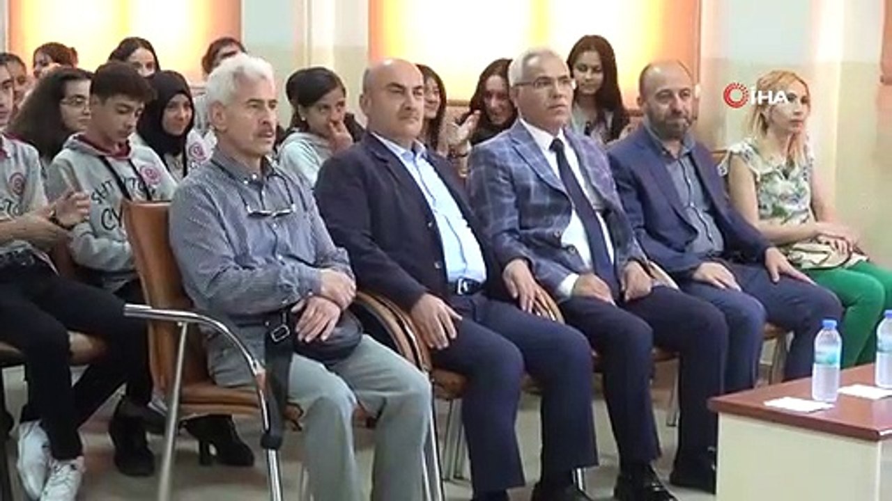 Les académiciens allaient d'école en école et expliquaient le Mevlid-i Neb-i aux lycéens.