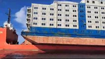 Un barco que transporta dos plataformas utilizadas como cárceles flotantes se refugia de la mala mar en una ría gallega