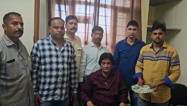Asnavar Naib Tehsildar arrested red handed while taking bribe of Rs 8