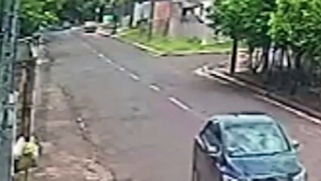 Câmera flagra criança sendo atropelada na Rua Castro esquina com Rua Estilac Leal